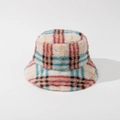 Dettaglio del cappello pescatore a quadretti con morbida trama in finta pelliccia - M (56-58cm) / Rosso