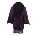 Fuchsiafarbenes Strickcape mit schwarzem Fellkragen und Fransensaum für den Winter - Lila