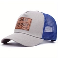 Dettaglio del cappello trucker vintage con patch in pelle marrone e rete blu - Regolabile / Grigio