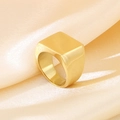 Chevalière carrée plaquée or 18 carats polie sur un tissu en soie élégant - US 6 / Or