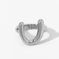 Minimalistischer U-Ring aus poliertem 316-Edelstahl in Silber auf weißem Hintergrund - US 9 / Silber