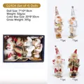 Lot de quatre figurines du Père Noël skieur en tenues festives rose argent et rouge - D2404 (Boîte de 4) Poupées