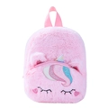 Dettaglio dello zaino unicorno in peluche rosa con ricamo a cuore e consistenza morbida - Cuore Rosa Socchiudere gli Occhi