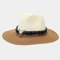 Détail d'un chapeau de paille bicolore avec ruban ethnique et ornement de tête de taureau - Beige et bord kaki