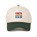 Dettaglio del ricamo arcobaleno LOVE sul cappellino da baseball bicolore bianco e verde - Regolabile / Verde Militare
