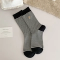 Schwarz-weiß gestreifte Socken mit süßer Bärenstickerei und angenehmer Baumwolle - Einheitsgröße / Schwarz Weiß