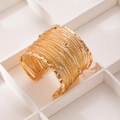 Bracciale rigido bohémien dorato con fili metallici intrecciati e strass scintillanti - Oro