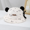 Detail eines Baby-Sonnenhutes mit Pandaohren, Schleifendekoration und Luck-Lederlabel - 50cm (Empfohlen 1-2 Jahre) / Schwarz/Panda-Stil