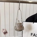 Mini sac à main coquillage argenté métallique avec chaîne de perles et fermoir - Argent-Poignée en perles métalliques