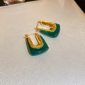 Eleganti orecchini a forma di U color oro con inserti in resina verde su trama - Verde