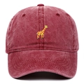 Dettaglio di un cappello da baseball rosso vino vintage con ricamo di giraffa - Borgogna
