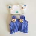 Weißes Grafik-T-Shirt und lila Cord-Latzhose für 17cm große Plüschpuppen - Geeignet für 17cm Anhängerpuppen / Bären-T-Shirt & Lila Latzhosen-Set / Weiß & Lila