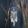 Handgefertigter weißer Traumfänger mit blauem Evil Eye Muster und weißen Federn - Ms4020 / Wie abgebildet
