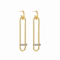 Detailansicht der eleganten goldenen U-Kettenohrringe mit mikro-gefassten Strasssteinen - Sicherheitsnadel Stil (A1119-1) / Gold
