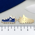 Pendentif chaussure de sport en émail bleu avec texture radiale et détail de 2,8cm - Baskets Bleues (19640)