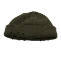 Dettaglio del berretto in maglia verde scuro con fori usurati vintage e risvolto a coste - Verde Militare