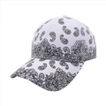 Detalle de gorra de béisbol blanca con estampado paisley negro y diseño de 6 paneles - Ajustable / Blanco