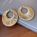 Goldene hohle Creolen mit radialer Textur im Vintage-Design und böhmischem Stil - Groß / Gold