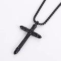 Collana con ciondolo a croce nera in acciaio inossidabile stile punk su sfondo bianco - Colore Nero (Senza Catena)