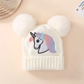 Detail der weißen Strickmütze mit Einhornbestickung und zwei flauschigen Bommeln - Einheitsgröße (1-4J) / Einhorn - Weiß