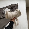 Sac cylindrique blanc crème à plis élégants avec bandoulière en cuir et fermeture argentée - Blanc Cassé