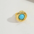 Detailansicht eines goldfarbenen Rings mit blauem Türkisstein auf weißem Hintergrund - Gold (JZ0479 Blauer Stein)