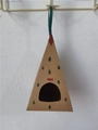 Detail einer dreieckigen Kraftpapier-Weihnachtsbox mit grünem Band und Baummuster - Kraftpapier Dreiecksbox 10*10*18cm