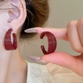 Dettaglio di orecchini a cerchio a C rosso intenso con finitura in metallo spazzolato - Cerchio a Forma di C con Trama Spazzolata / Rosso Scuro (47# Perno in Argento)