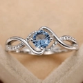 Elegante golvende zilveren ring met diepblauwe zirkoon en sprankelende pavé - US 6 / Blauw/Zilver