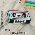 Toppa ricamata a forma di cassetta retrò verde menta e rosa con scritte Fine Brave - FINE BRAVE Verde Menta (E3L-B-2-6 Adesivo a Caldo)