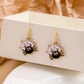 Halloween-Ohrhänger mit schwarzer Spinne und weißem Spinnennetz-Design und goldenen Haken - Spinne