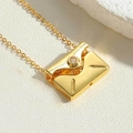 Makroansicht der goldenen Umschlag-Halskette mit LOVE-Gravur und klarem Zirkonstein - Gold Zirkonia Stil