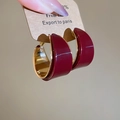 Macro de créoles en C plaquées or 18K avec revêtement en résine rouge foncé - Boucles d'Oreilles Créoles en Or / Rouge