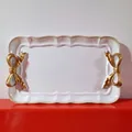 Vintage witte hars dienblad met gouden strik handvatten en geschulpte randen - Wit