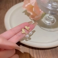 Elegante Ohrringe mit goldenem Blatt-Design und runden Perlenanhängern für Frauen - Goldenes Blatt Perle A