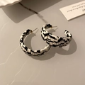 Orecchini a cerchio a C in ago d'argento con trama a scacchi neri e bianchi chic - Perno in Argento S925 Lega a Righe Bianco e Nero (Piccolo)