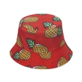 Detailweergave van de rode vissershoed met ananasprint en parallelle stiksels op de rand - 58cm / Rood (C)