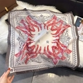 Foulard in seta satinata con stampa barocca rossa e bianca su pelliccia sintetica - Rosa (W-484)