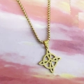 Collana con pendente a nodo celtico dorato con rune vichinghe e design a nodo irlandese - Collana / Oro
