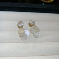 Detalle de pendientes redondos de nácar con diseño de rejilla dorada en estuche - Perno de plata-Blanco