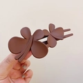 Pince à cheveux papillon double marron mat tenue à la main pour montrer la taille réelle - Papillon / Marron