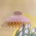 Vista dettagliata della molletta per capelli in acrilico rosa traslucido su carta - Rosa