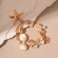 Detalle del collar de estilo marino con estrella de mar, conchas y perlas en piedras - Pulsera de Estrella de Mar Dorada