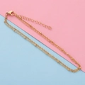 Detail van gouden dubbellaagse enkelband met kraaltjes, karabijnsluiting en verlengketting - Goud