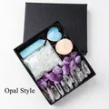 Cuore di opale e prisma con cristalli naturali assortiti in una confezione regalo nera - Opalite