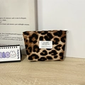 Detalle del neceser de pana con estampado de leopardo, textura y etiqueta vintage - Marrón Retro Leopardo