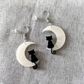 Orecchini a luna e gatto con mezzelune di conchiglia bianca e silhouette di gatti neri - Beige Due Gatti