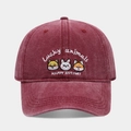 Macro del ricamo Lucky Animals su un cappello baseball bordeaux vintage lavato - Regolabile / Borgogna