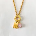 Vergulde roestvrijstalen ketting met 'D' hanger en fonkelende roze edelsteen. - Goud / Letter D