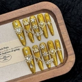 Luxuriöse goldene Barock-Nägel mit Herz-Diamanten und Perlen auf einem Holztablett - XS / Stiletto-Stil (1908) / Gebürstetes Metallic-Gold